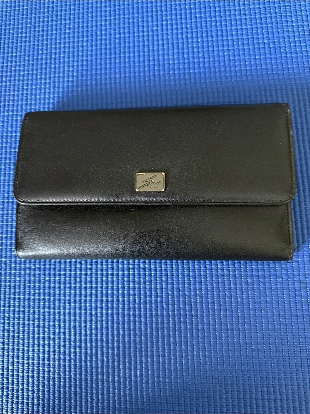 Stone Mountain Accessories Black Leather Flap Wallet with Metal Logo